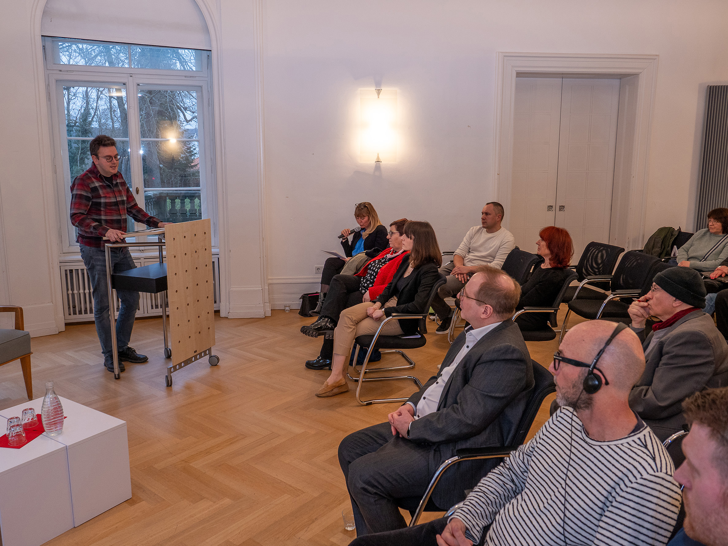 Vorstandsmitglied Tobias Schunk präsentiert die Arbeit und die Forderungen des Saarländischen Flüchtlingsrates e.V.